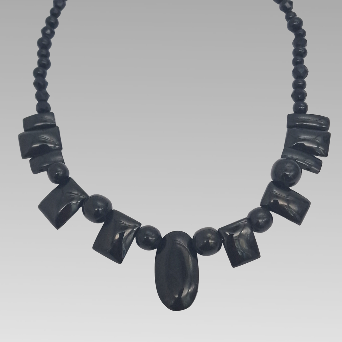 Victorian Whitby Jet Mourning Necklace Graduated Beads 43.5cm